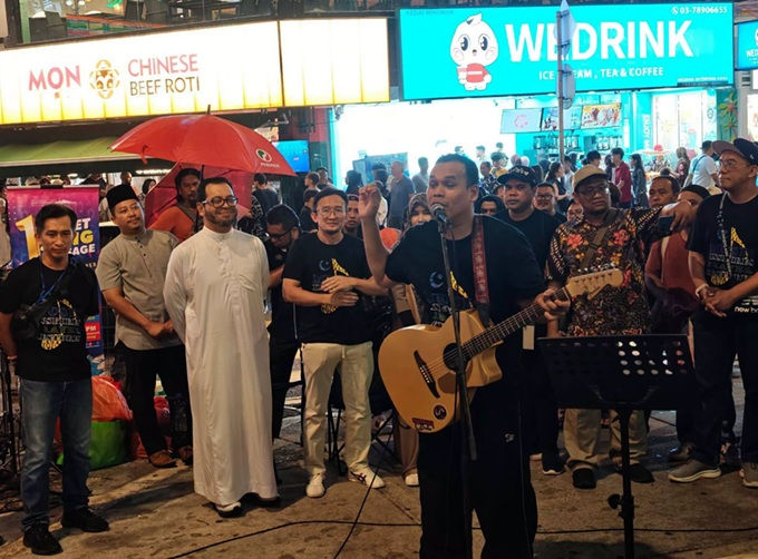 Bob Sentuhan Buskers menyampaikan lagu