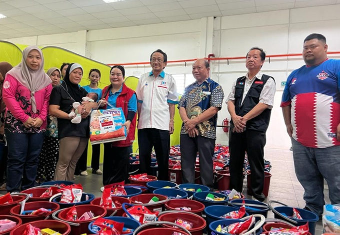 Wanita KEADILAN-PH Sabah Santuni Mangsa Banjir di PPS Selagon