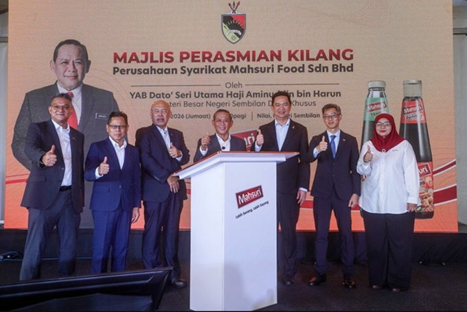 DS Aminuddin (empat dari kiri) merasmikan Kilang Mahsuri Food di Nilai
