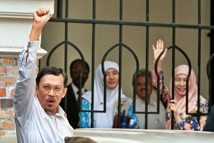 DS Anwar pada bulan bulan awal Reformasi 1998 sewaktu dibicarakan di Mahkamah Tinggi Kuala Lumpur