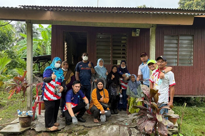 Anggota KEADILAN Kota Raja selesai bergotong royong membersihkan rumah Mak Minah
