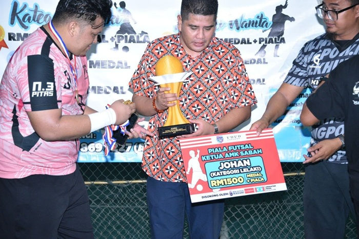 Zaidi menyampaikan piala kepada pemenang