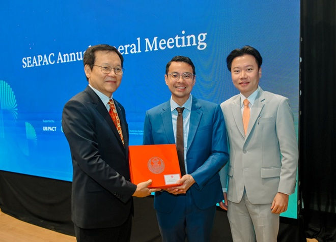 Chean Chung (tengah) diberi penghormatan sebagai Presiden Southeast Asian Parliamentarians Against Corruption (SEAPAC) bagi penggal 2025 hingga 2027