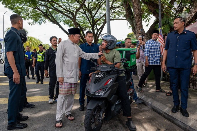 Baju Melayu: Patut Diangkat Pakaian Setiap Jumaat, Identiti Kebangsaan