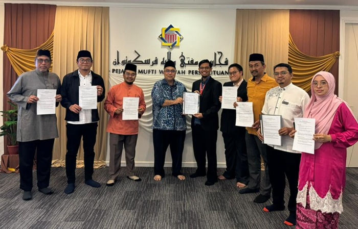 Amidi (berbaju batik biru) menyerahkan memorandum kepada wakil Mufti Wilayah Persekutuan