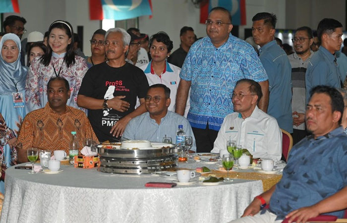 Amirudin (duduk di sebelah Anwar) bersama pimpinan KEADILAN dan Otai Reformis semalam