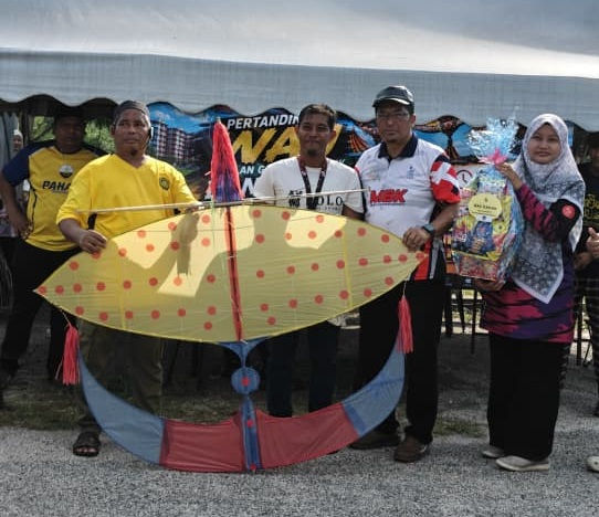 Fakhrul memberi hadiah kepada peserta