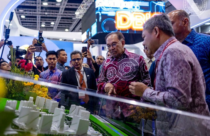 DS Anwar meneliti model bandar pintar pada Smart City Expo Kuala Lumpur (SCEKL 2025) di Kuala Lumpur