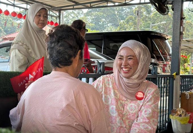 Soraya (kanan) mula berkempen dari rumah ke rumah memperkenal diri dan tawaran dari PH. Foto FB Soraya
