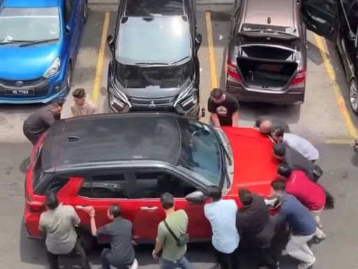 Halang kereta penjual nasi lemak: Rakyat tempatan, asing wajib patuh undang undang