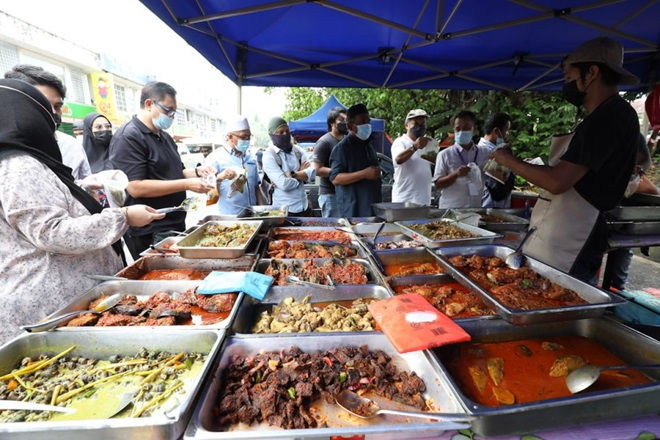 Jualan makanan perlu penjagaan dari segi kebersihan. Gambar hiasan