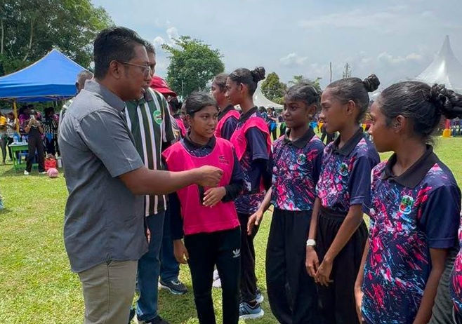 Khuzaire memberi semangat kepada pasukan bola jaring mencipta kecemerlangan
