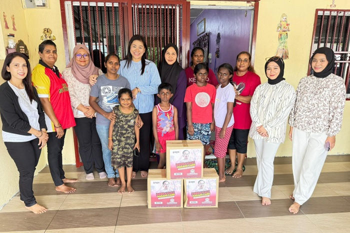 Wanita KEADILAN Hulu Selangor agih bakul makananan kepada komuniti India menjelang Deepavali