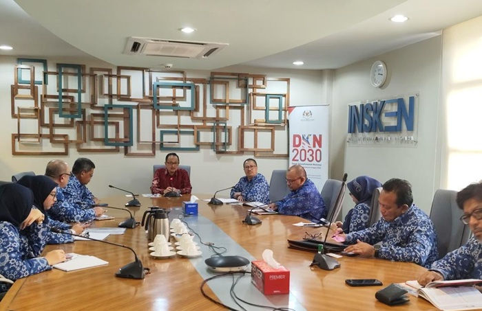 Mustaffa Kamil (berbaju merah) menyambut ketibaan wakil ANGKASA Selangor