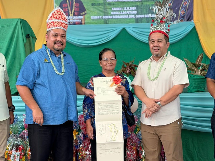 Datuk Jamawi (kanan) hadiri majlis pengurniaan geran tanah kepada peneroka di Merotai