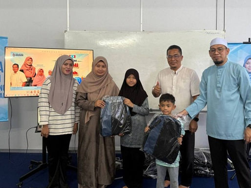 Sumbangan Kembali ke Sekolah diagih kepada kanak kanak di Taman Berjaya Permai 