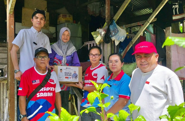 AMK Sipitang mengagih kotak makanan kepada warga Sindumin dalam Program Ziarah Kasih Madani