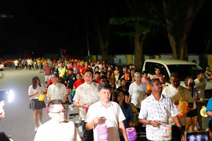Ratusan masyaralat Cina Batu Uban keluar beramai ramai meraikan Pesta Tanglung