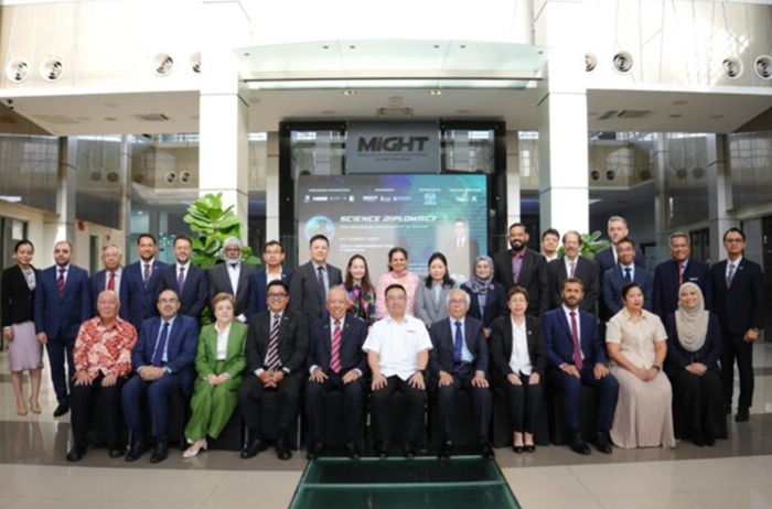 Chang Lih Kang (tengah) Persidangan Antarabangsa mengenai Diplomasi Sains ASEAN