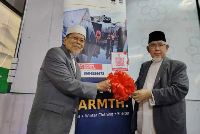 Azmi (kanan) melancarkan Kempen Bantuan Kemanusiaan Musim Sejuk Gaza 2026. Kredit foto: Sinar Harian