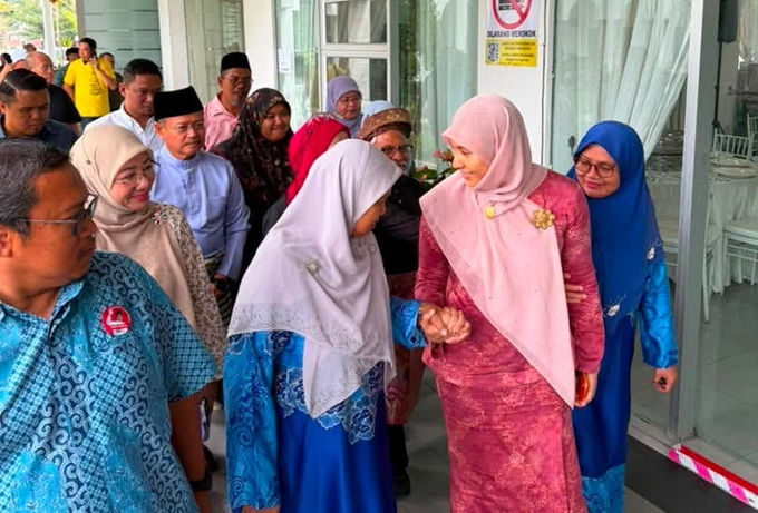 Nurul Izzah (kanan sekali) membantu kempen calon DUN Seri Menanti