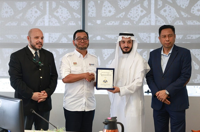 Dr Zulkifli Hassan (dua dari kiri) bersama delegasi wakaf antarabangsa negara negara Islam