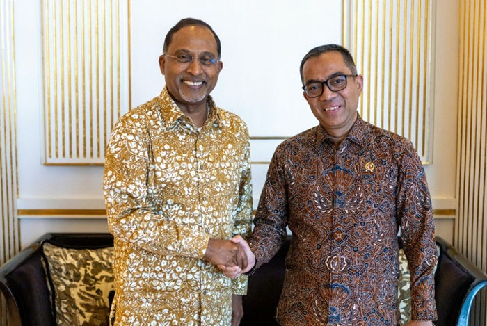 DS Dr Zambry (kiri) bertemu rakan sejawatannya Prof Brian Yuliarto