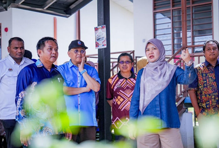 Fadhlina meninjau usaha baik pulih pasca banjir di beberapa sekolah di Sabah termasuk SK Lago, SK Kampung Brunei dan SK Pengiran Jaya