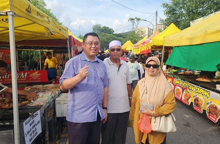 Lai (kiri sekali) melawat bazar Ramadan yang semakin baik pengurusannya