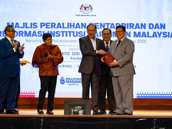 Akta Perkhidmatan Parlimen: Reformasi institusi, serah sebahagian kuasa kerajaan