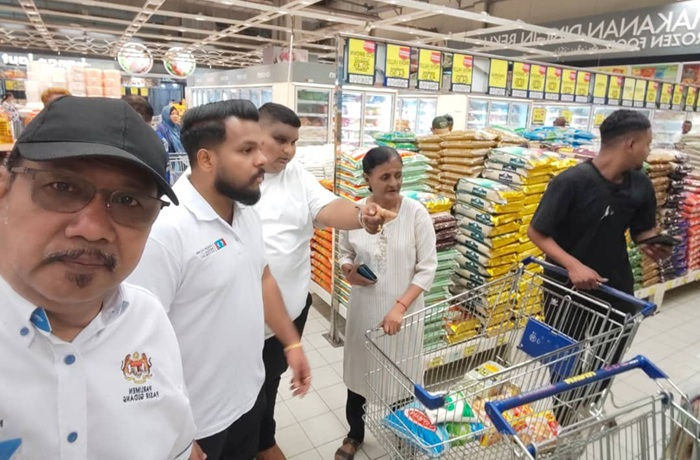 Murad (kiri sekali) bersama anggota KEADILAN Cabang Pasir Gudang menebus baucar SARA di pasar raya