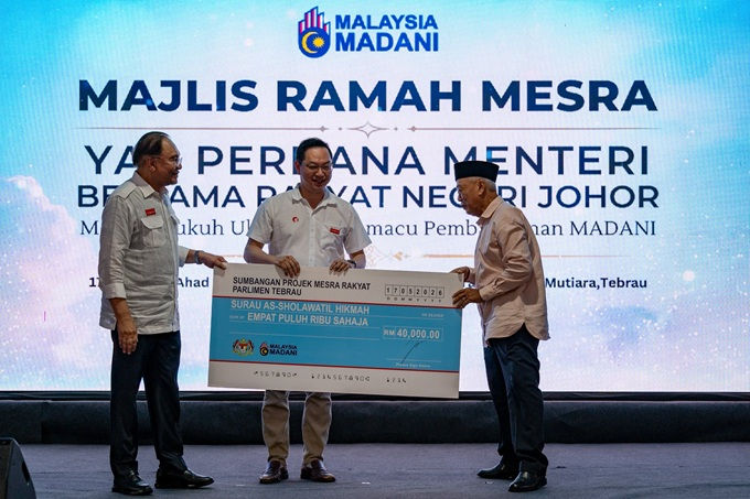 DS Anwar menyerahan bantuan kepada surau As Sholawatil Hikmah sambil disaksikan MP Jimmy Puah