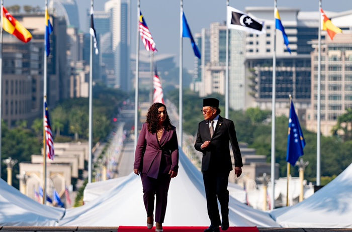 PM DS Anwar menyambut ketibaan Presiden Kosovo di Putrajaya. Foto FB Anwar