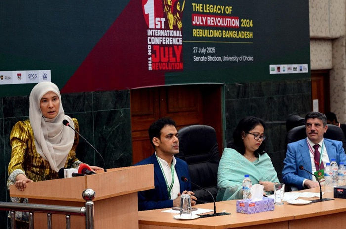 Nurul Izzah berucap di Universiti Dhaka sempena memperingati ulang tahun pertama Revolusi Julai