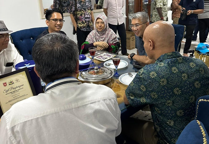 Ziarah Kasih parlimen Ampang: Otai Reformis terima sumbangan, penghargaan