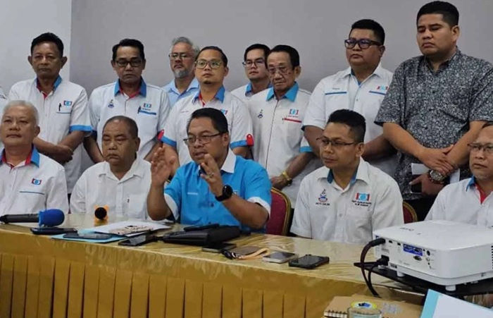 Mustapha (berbaju biru) bersama pimpinan KEADILAN Sabah dalam sidang media di Kota Kinabalu