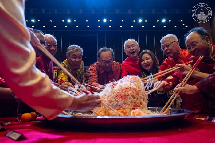 PM Anwar bersama pemimpin UMNO dan MCA menggaul yee sang tanda kemakmuran Tahun Kuda