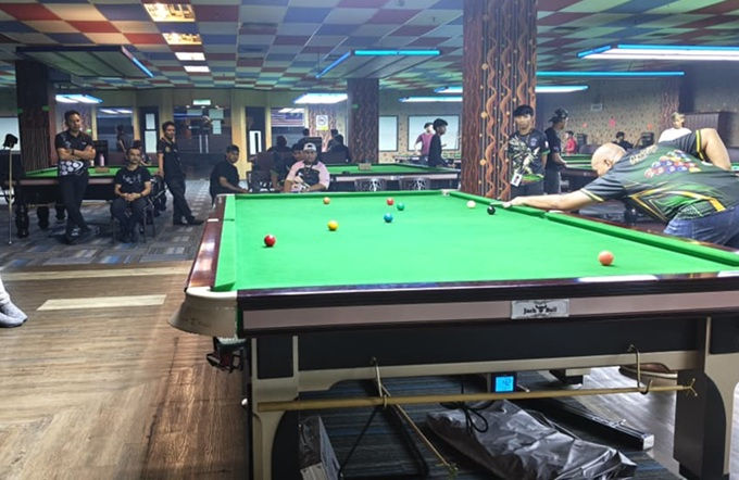 Peserta kejohanan menunjukkan aksi dan skil berbain snooker