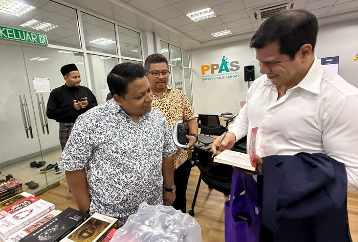 Gómez Azuaje (kanan) menandatangani buku di “Seminar Malaysia MADANI, ASEAN dan BRICS”