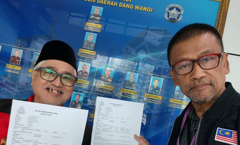 Shahbudin (kiri) bersama Mejar (B) Razali membuat laporan polis di IPD Dang Wangi, Kuala Lumpur