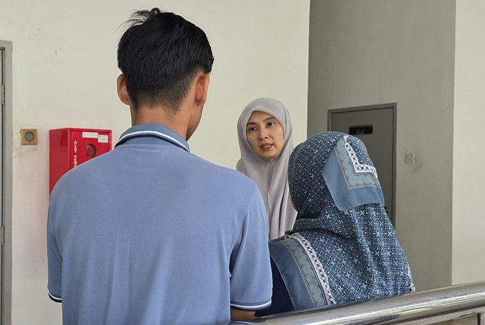 Nurul Izzah menemui keluarga mangsa dan berjanji akan mendapatkan pasukan peguam bagi membela mereka