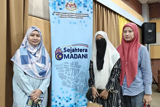 Ahli Majlis Eksekutif Amanah Ikhtiar Malaysia Negeri Pahang, Sridayu Samsuri (kiri) bersama wanita Pahang