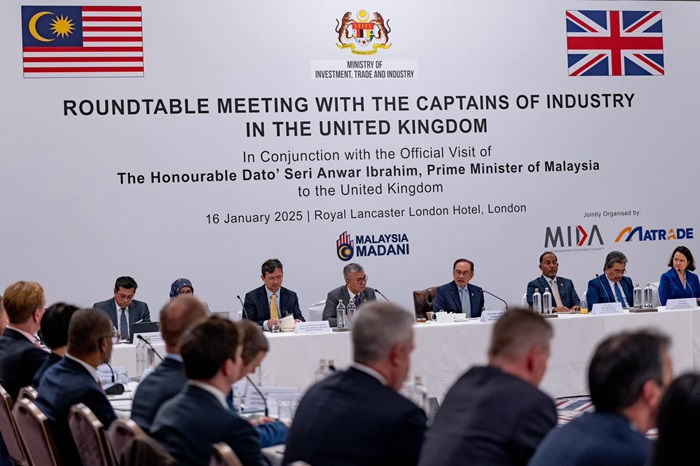 PM Anwar Ibrahim dan delegasi Malaysia berdialog bersama kapten industri - Foto Amir Haziq/PMO