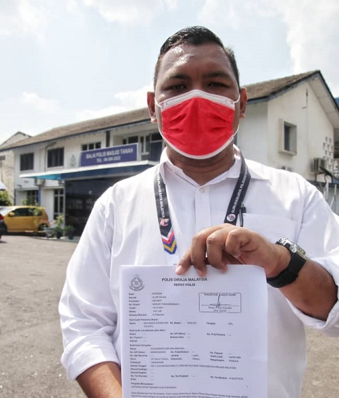 Asri menunjukkan laporan polis KTM tidak membenarkan agen calon masuk ke pusat mengundi awal