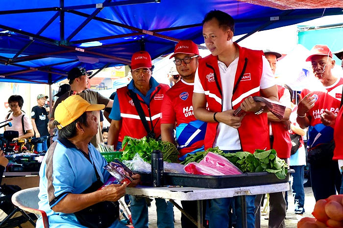 Remysta Jimmy bertanyakan isu penduduk setempat sambil memberi risalah kempen