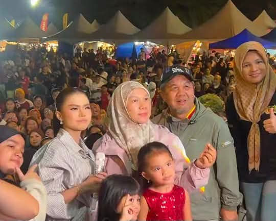 Jamawi bersama artis Bella dalam festival