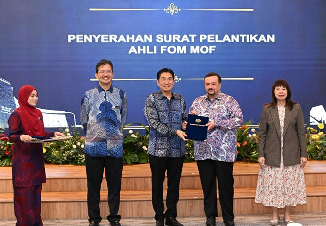 Sim Tze Tzin (tiga dari kiri) menerima watikah pelantikan dari DS Amir Hamzah Azizan