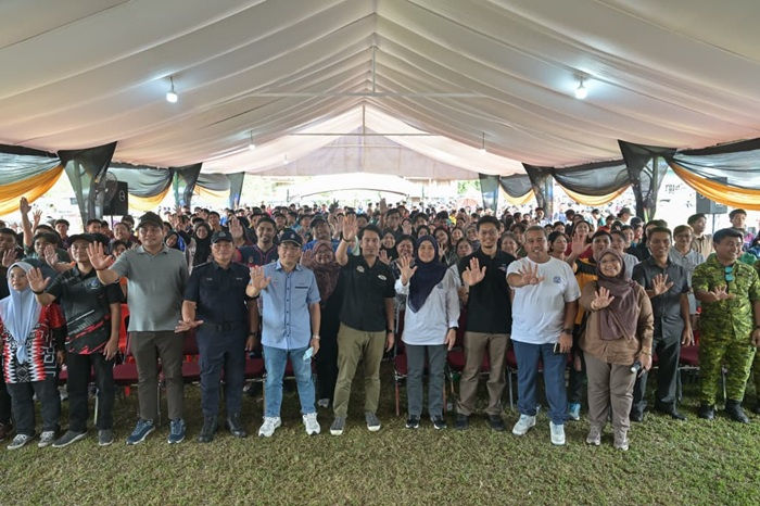 Adam Adli bersama lebih kurang seribu peserta Kembara Jumpa Orang Muda (Kembara JOM) 2.0