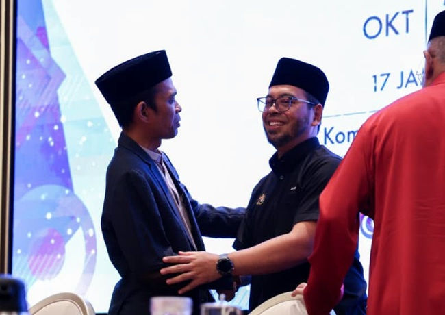 Dr Zulkifli (kanan) bertemu Abdul Somad