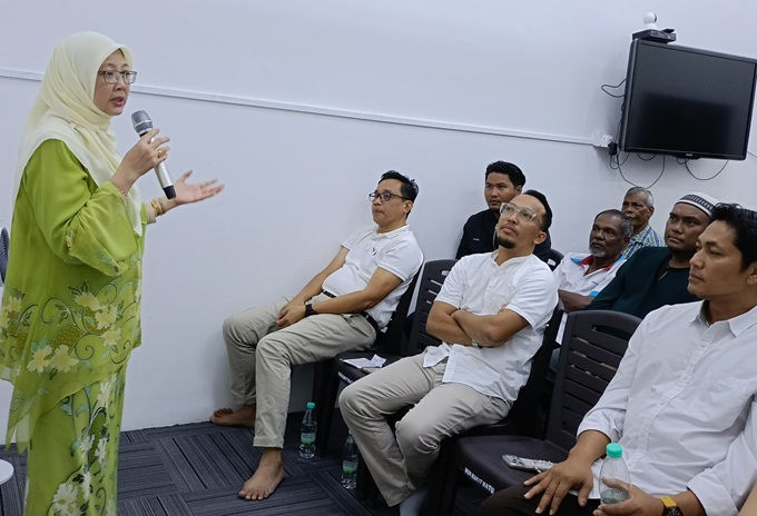 Pengerusi MPN Johor DS Dr Zaliha memberi penerangan isu semasa dalam ceramah kelompok